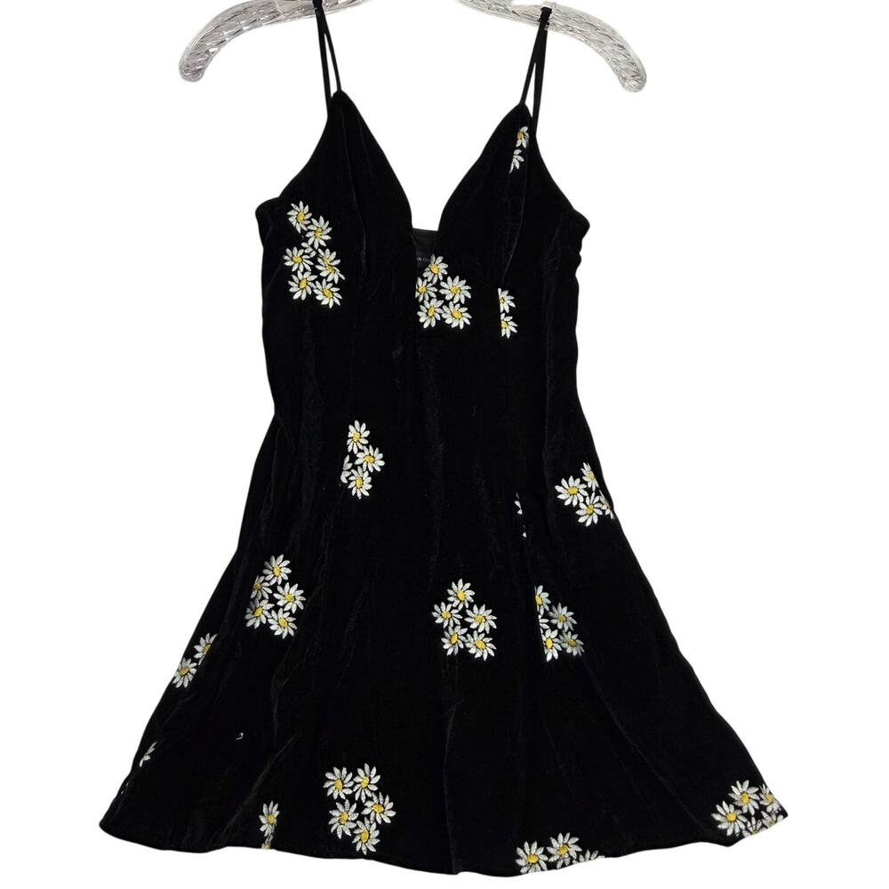 UO Ginger Black Velvet Mini Dress XS Dainty White Yellow Daisies Dark Fairy NWT